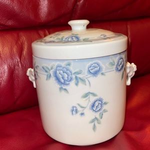 Chengs white jade porcelain jar